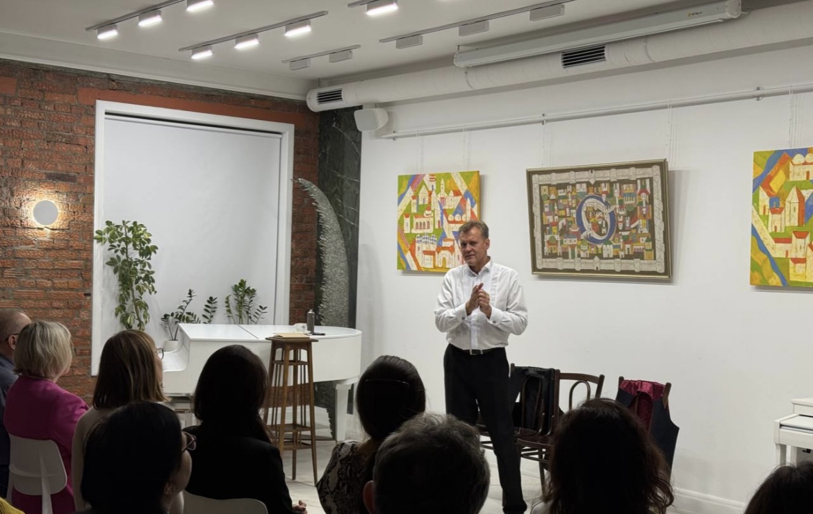 Актер Олег Попов представил в Казани спектакль по рассказам А. Чехова "В человеке должно быть всё..."