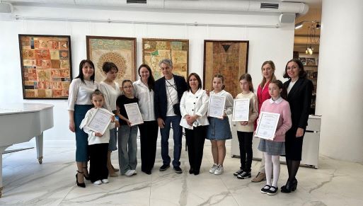 Новая экспозиция «Живопись нитями», приуроченная Году семьи, открылась в «Искусство жить»